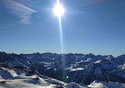 Paisaje nevada desde una estacion de esquí