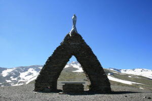 monumento a la Virgen de las nieves en Sierra Nevada