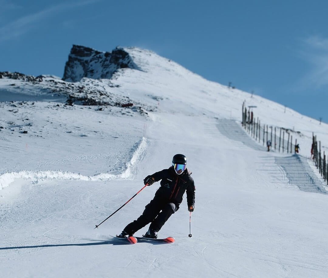 profesor de esquí descendiendo por las pistas de sierra nevada