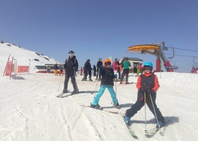 Esquiadores en una pista de nieve