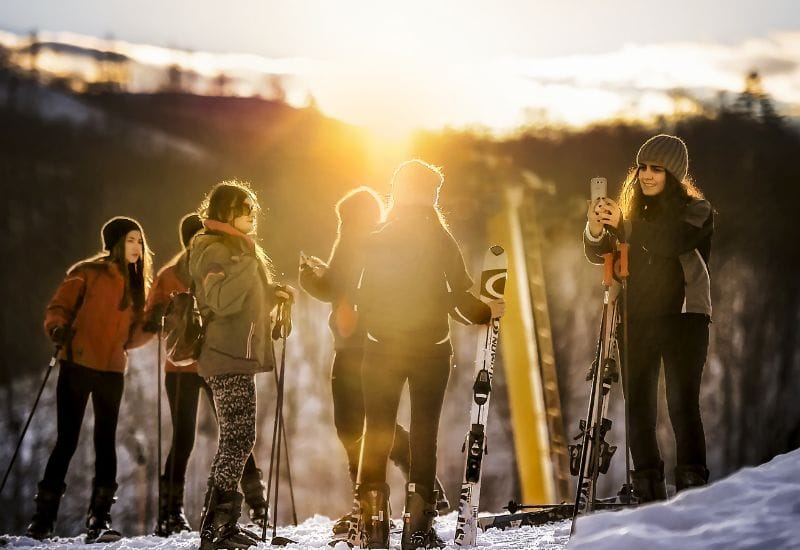 clases grupales de adultos iniciando su clase de esquí