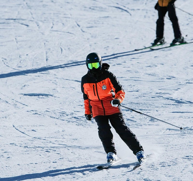clases-particulares-sierra-nevada esquiadora de nivel intermedio en una clase particular en sierra nevada