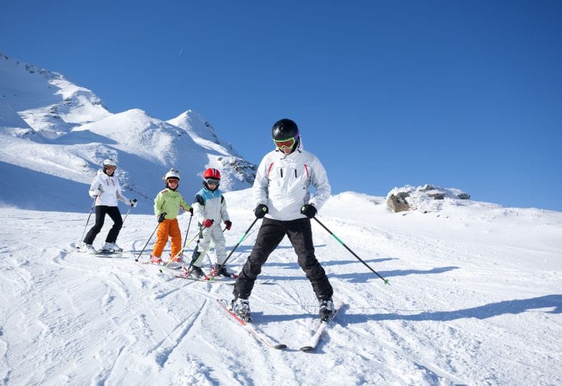 profesor esquí en una clase privada en sierra nevada
