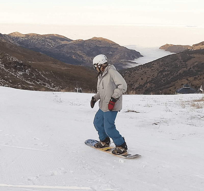 clases-snow alumno de snow deslizandose por las pistas de sierra nevada