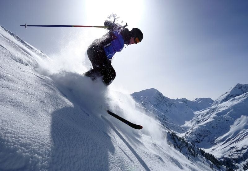 alumno esquí recibiendo una clase avanzada en sierra nevada