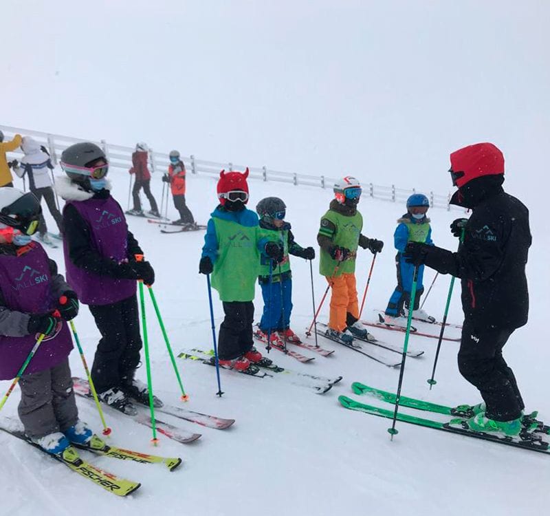 profesor-clases-Sierra-Nevada profesor enseñando a un grupo de pricipiantes en Sierra Nevada