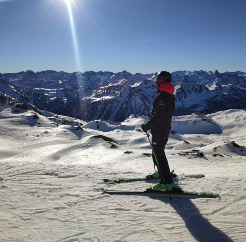 profesor de esquí admirando un paisaje nevado