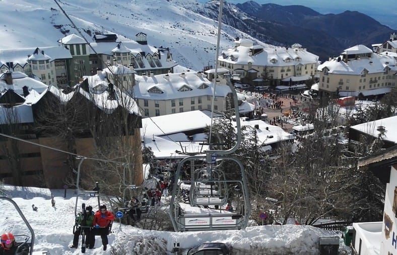 alojamiento-en-sierra-nevada-parador Telesilla Parador en Sierra Nevada visto antes de llegar a la zona baja de la urbanización de Pradollano tras salir de tu alojamiento en Sierra Nevada.
