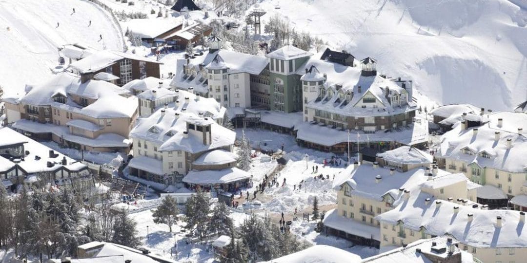 alojamiento-en-sierra-nevada-pradollano Vista desde la zona media de la Plaza de Andalucía en Pradollano.