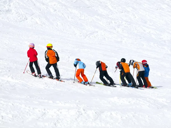 alumno esquí recibiendo una clase avanzada en sierra nevada